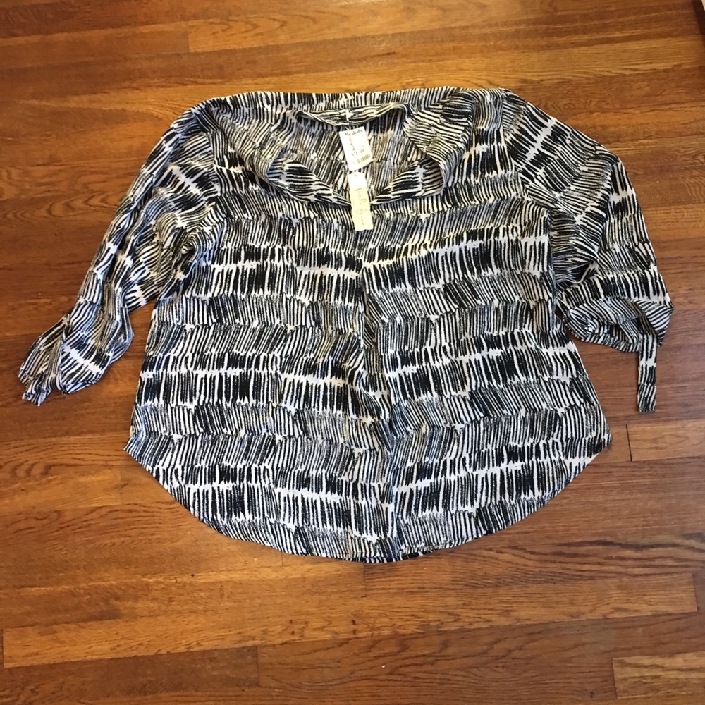 NWT Black and White Brush Stroke V Neck Blouse 2X